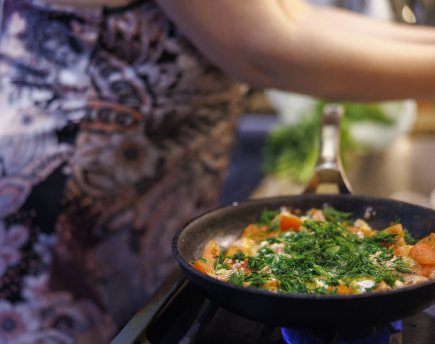 煎蛋配蔬菜:在炉子上用香料和蔬菜自制早餐图片下载
