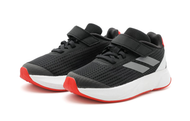 新的无品牌时尚时尚的黑色运动步行童鞋或运动鞋孤立的白色背景。图片下载