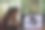 一位年轻的女工匠拿着相机在社交网络上拍摄手工瓷杯的照片。图片下载