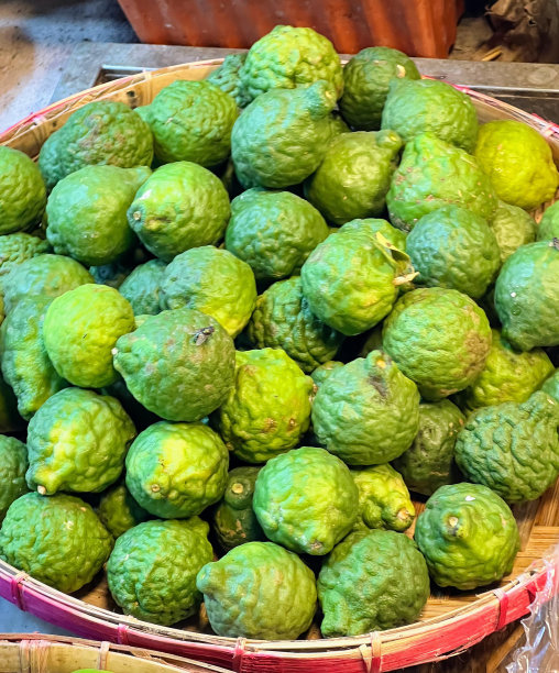 一张桌子上放着一篮绿色水果的照片。图片下载