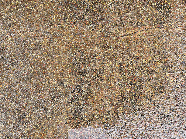 一个人撑着一把红色雨伞走在人行道上的照片。图片下载