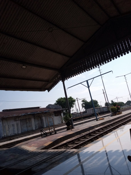 上午在城市地铁站拍摄的照片图片下载