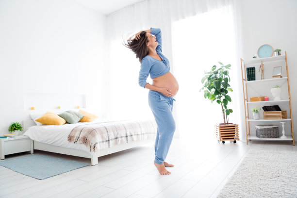照片积极高兴可爱开朗怀孕的女孩未来的妈妈庆祝节日活动庆祝周末早上在室内图片下载