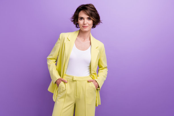 照片自信可爱的女人棕色鲍勃头发企业主公司首席执行官手口袋石灰西装孤立在紫色背景图片下载