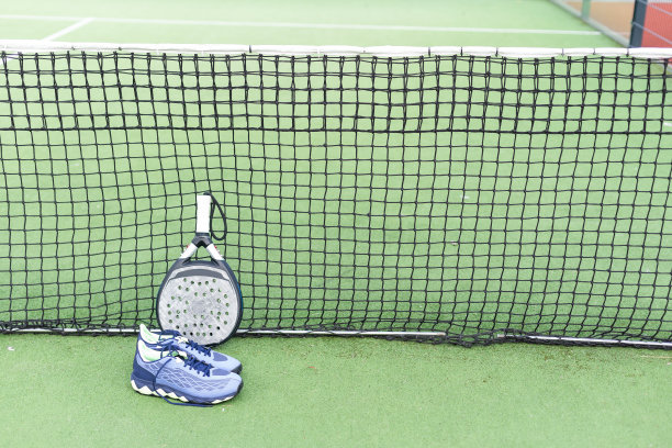 球拍网球和人造草坪，特写图片图片下载