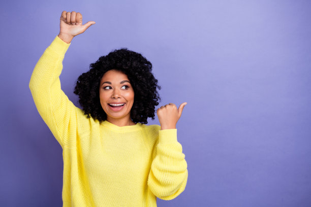 在紫色的背景上，一个穿着套头衫，头发呈鹅绒状的狂喜的人的肖像直接看着销售的空白空间图片下载