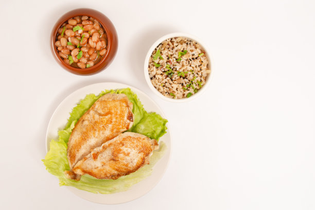 烤鸡在一个盘子里与沙拉和米饭隔离干净的白色背景俯视图照片图片下载