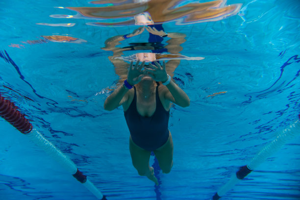 水下照片，女孩游泳在一个运动游泳池，正面。图片下载