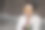 一位留着红色短发、戴着黄色太阳镜的多种族中年妇女，在城里走了很长一段路后，在车上坐了下来。休闲优雅的风格。x世代。真实的人，下班后。春天开始的股票照片图片下载