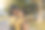 一位亚洲母亲在花园公园里抱着她的女婴。库存图片图片下载