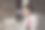 一位留着红色短发、戴着黄色太阳镜的多种族中年妇女，在城里走了很长一段路后，在车上坐了下来。休闲优雅的风格。x世代。真实的人，下班后。春天开始的股票照片图片下载