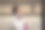 一位留着红色短发、戴着黄色太阳镜的多种族中年妇女，在镇上散步了很长时间。打电话。休闲优雅的风格。x世代。真实的人，下班后。春天开始的股票照片图片下载