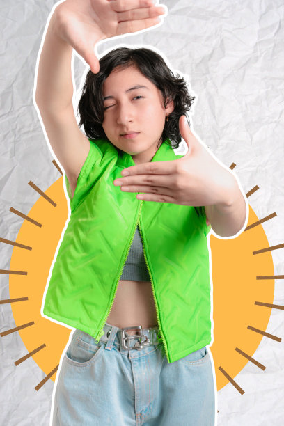 年轻的女孩在彩色的背景上做表情，她跳得很开心图片下载