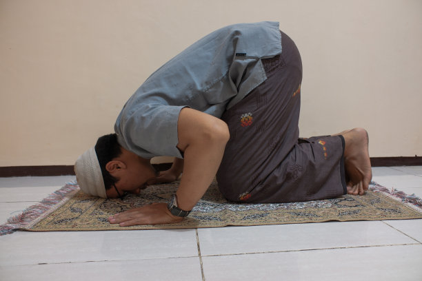 男人在祈祷时俯伏图片下载