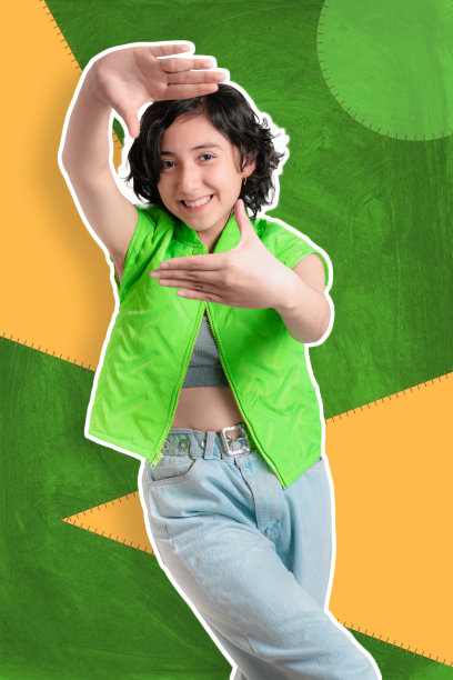 年轻的女孩在彩色的背景上做表情，她跳得很开心图片下载