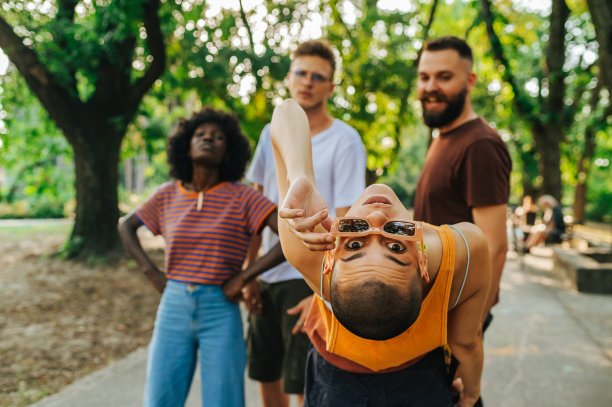 年轻女子在艺术图片与多种族的朋友在外面摆姿势。图片下载