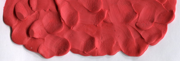 红色橡皮泥质地。橙色粗糙的橡皮泥纹理背景。抽象造型粘土背景。图片下载