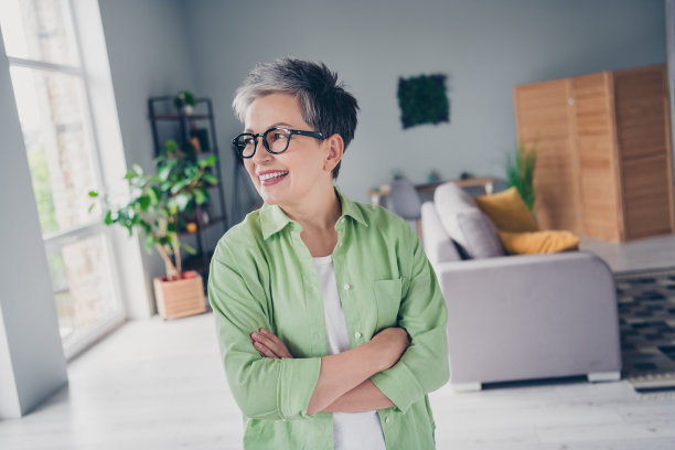 照片肖像的老女商人看着窗户边交叉双手微笑自信的人戴着眼镜在办公室工作空间图片下载