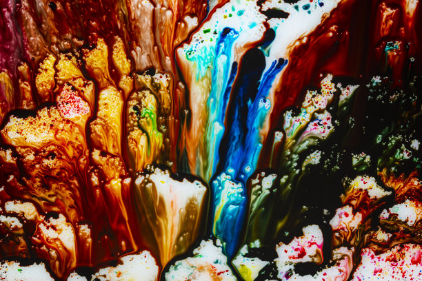 一张照片，白色塑料表面上自由地洒下了不同的颜色，其中最主要的颜色是红色。图片下载