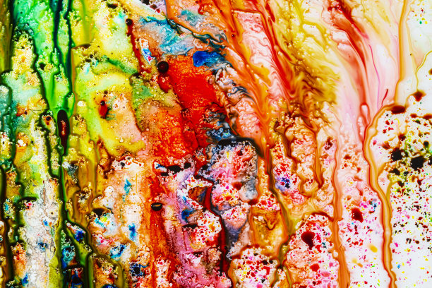 一张照片，白色塑料表面上自由地洒下了不同的颜色，其中最主要的颜色是红色。图片下载