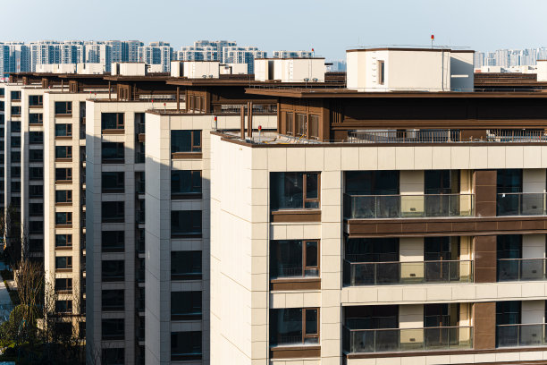 一个阳光明媚的日子里，城市工业园区图片下载