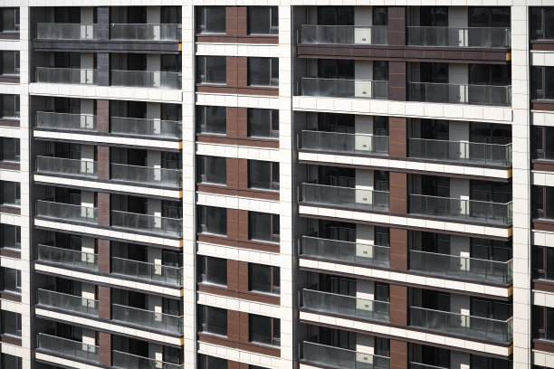 在一个阳光明媚的日子里，城市里的居民楼图片下载