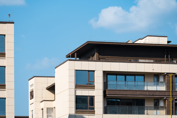 在一个阳光明媚的日子里，城市里的居民楼图片下载