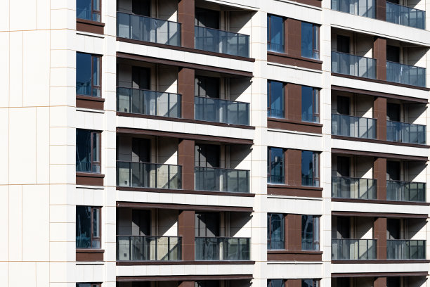 在一个阳光明媚的日子里，城市里的居民楼图片下载