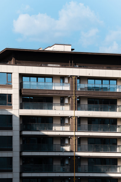 在一个阳光明媚的日子里，城市里的居民楼图片下载