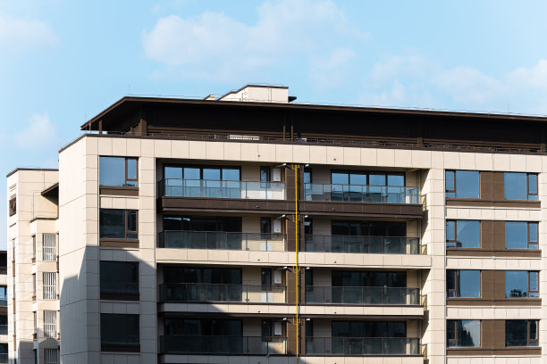 在一个阳光明媚的日子里，城市里的居民楼图片下载