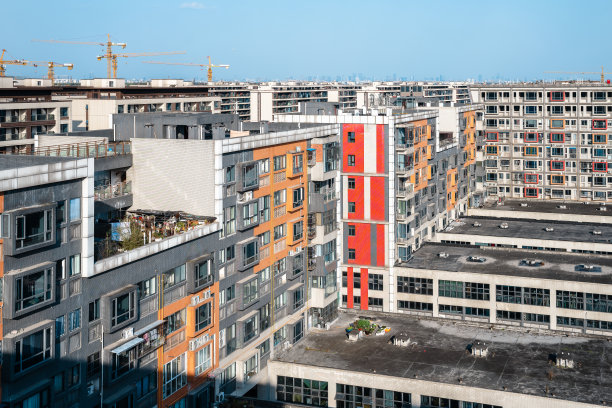 一个阳光明媚的日子里，城市工业园区图片下载