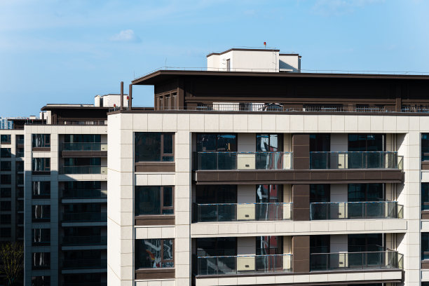 在一个阳光明媚的日子里，城市里的居民楼图片下载