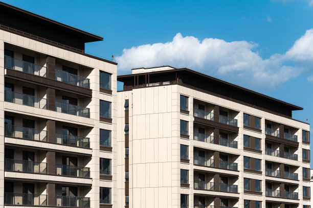 在一个阳光明媚的日子里，城市里的居民楼图片下载