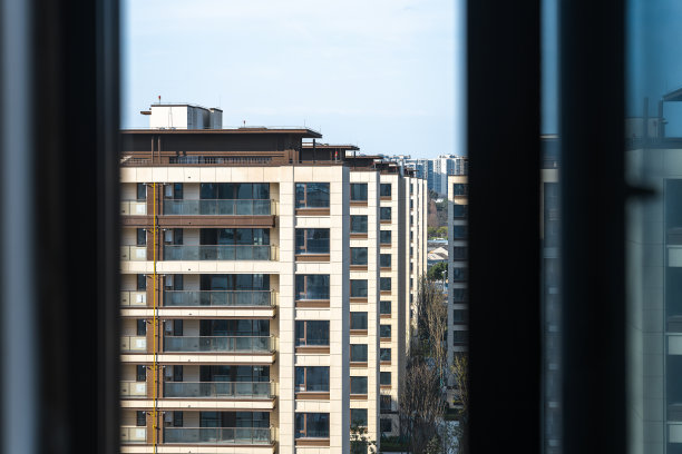 在一个阳光明媚的日子里，城市里的居民楼图片下载