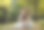 一个年轻女子在花园里做瑜伽锻炼的照片。健身健康的生活理念。图片下载