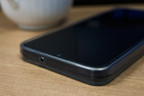 办公室桌子上手机的照片图片下载