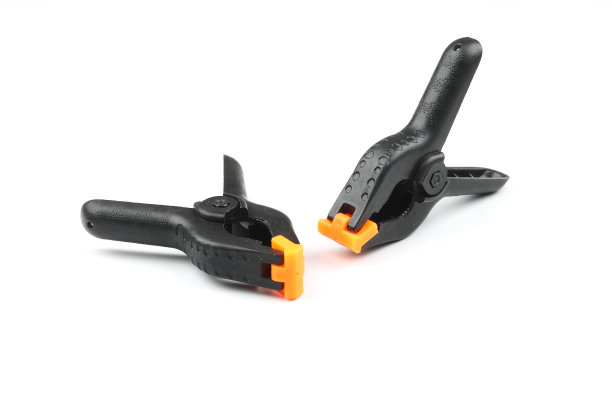 黑色塑料弹簧钳隔离在白色背景图片下载