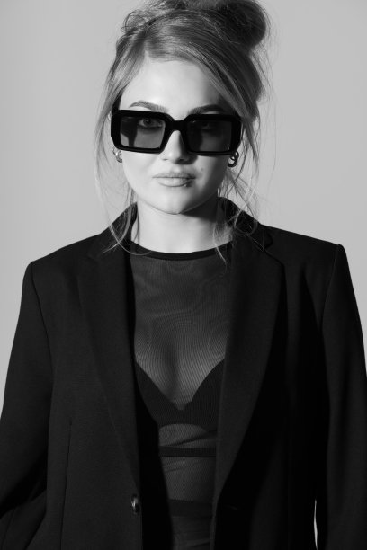 美丽的女人黑色西装和太阳镜黑白肖像工作室肖像图片下载