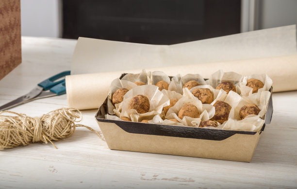 厨房桌子上用环保包装的自制糖果。准备单独的订单。小型企业图片下载