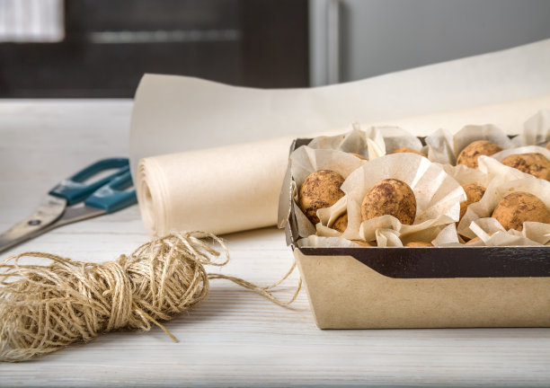 厨房桌子上用环保包装的自制糖果。准备单独的订单。小型企业图片下载