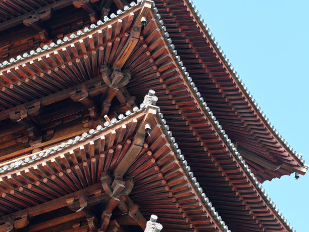 中国传统的屋檐。传统寺庙的屋檐。美丽的中国传统屋檐。近距离观察，木结构。图片下载