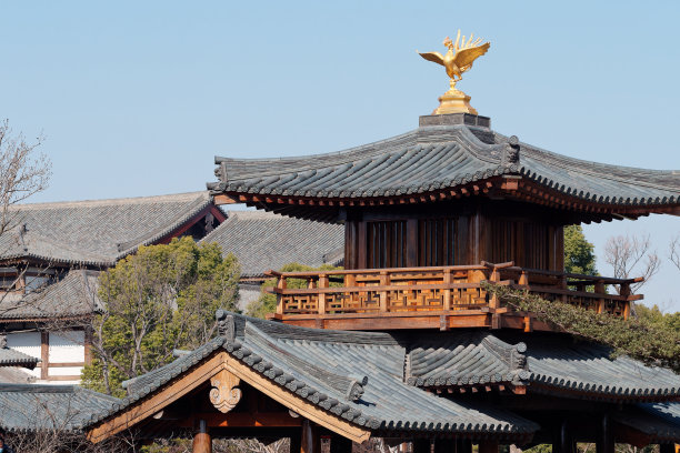 中国上海，宝山寺中式亭台上的金凤凰近景。凤凰是象征好事发生的鸟。图片下载