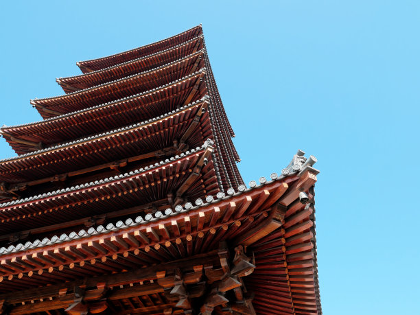 中国传统的屋檐。传统寺庙的屋檐。美丽的中国传统屋檐。近距离观察，木结构。图片下载