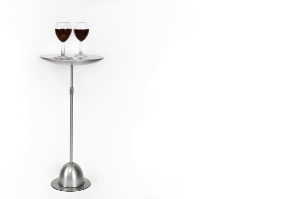 金属酒吧桌子与玻璃杯红酒隔离在白色背景与空间为您的文字或设计图片下载