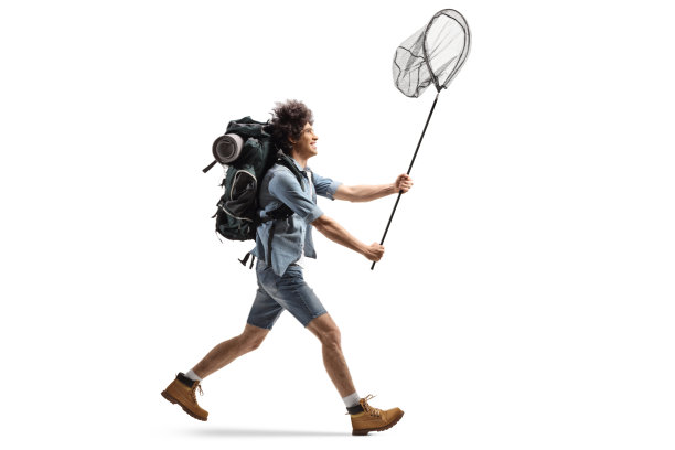 一个背包客带着渔网奔跑的全长侧面照片图片下载