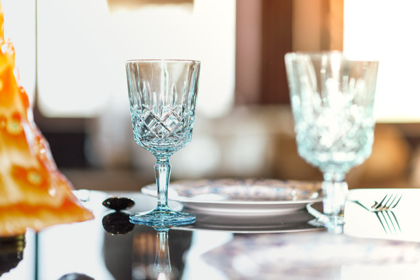 蓝色鸡尾酒/酒杯豪华优雅的设置，股票照片图片下载