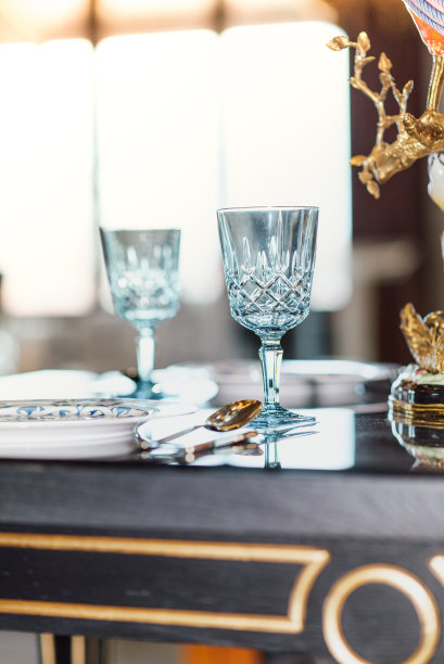 蓝色鸡尾酒/酒杯豪华优雅的设置，股票照片图片下载