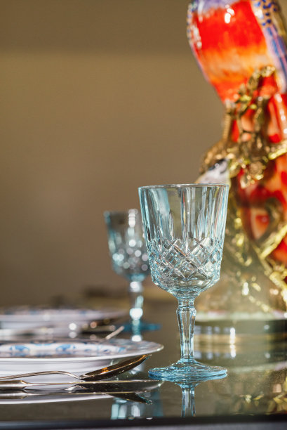 蓝色鸡尾酒/酒杯豪华优雅的设置，股票照片图片下载