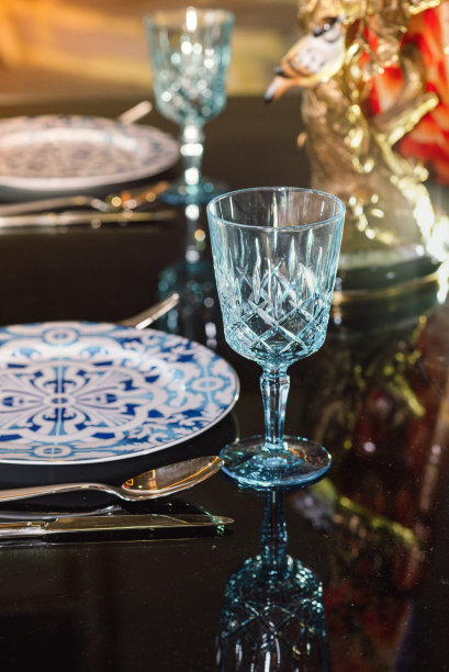 蓝色鸡尾酒/酒杯豪华优雅的设置，股票照片图片下载