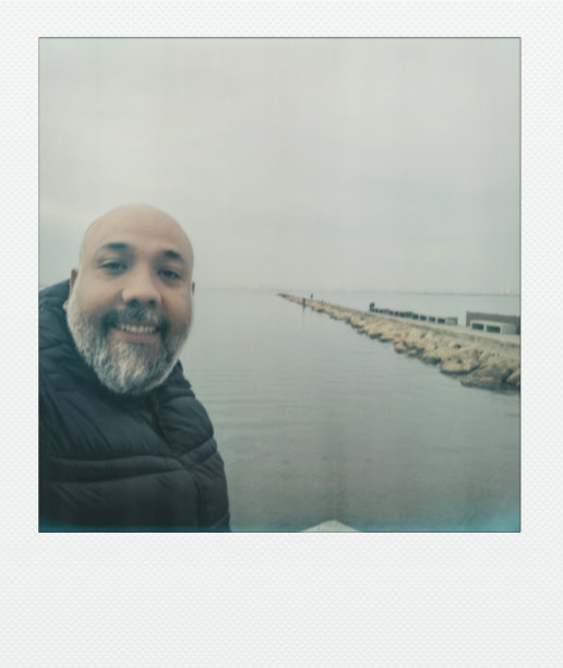 沙滩上男人的自拍图片下载